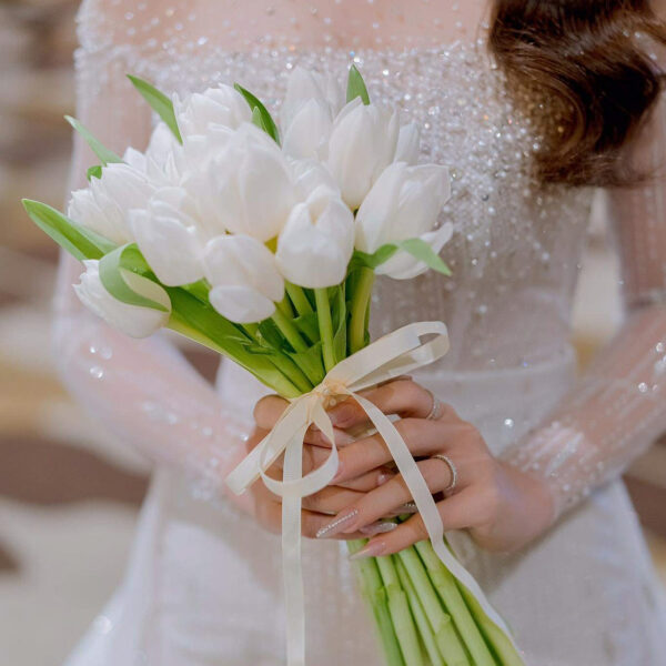 hoa-cưới-tulip-trắng-hoa-cầm-tay-cô-dâu