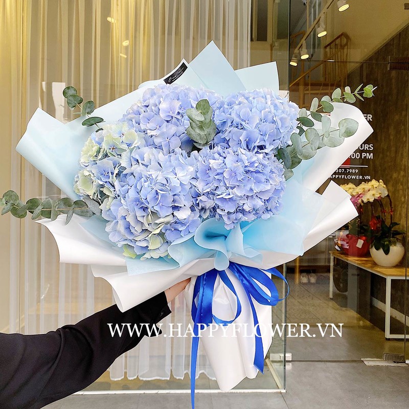 Bó hoa cưới cầm tay màu xanh dương từ hoa cẩm tú cầu xanh