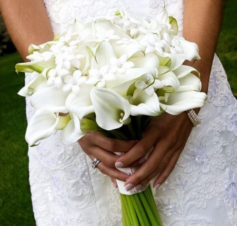 bó hoa cầm tay cưới loa kèn trắng