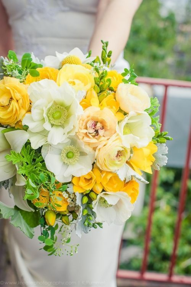 Bó hoa cưới cầm tay vàng đơn giản và tinh tế