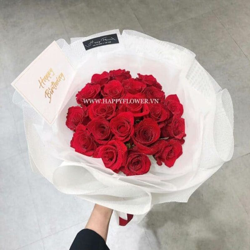 bó hoa hồng đỏ gói giấy trắng