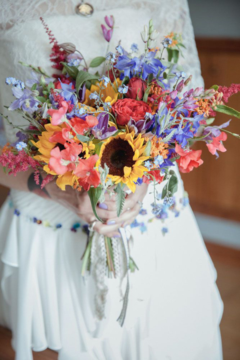 bó hoa cầm tay rực rỡ sắc màu cùng với hoa hướng dương